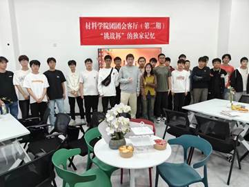 一群人在餐厅里用餐描述已自动生成 一群人在餐厅里用餐描述已自动生成